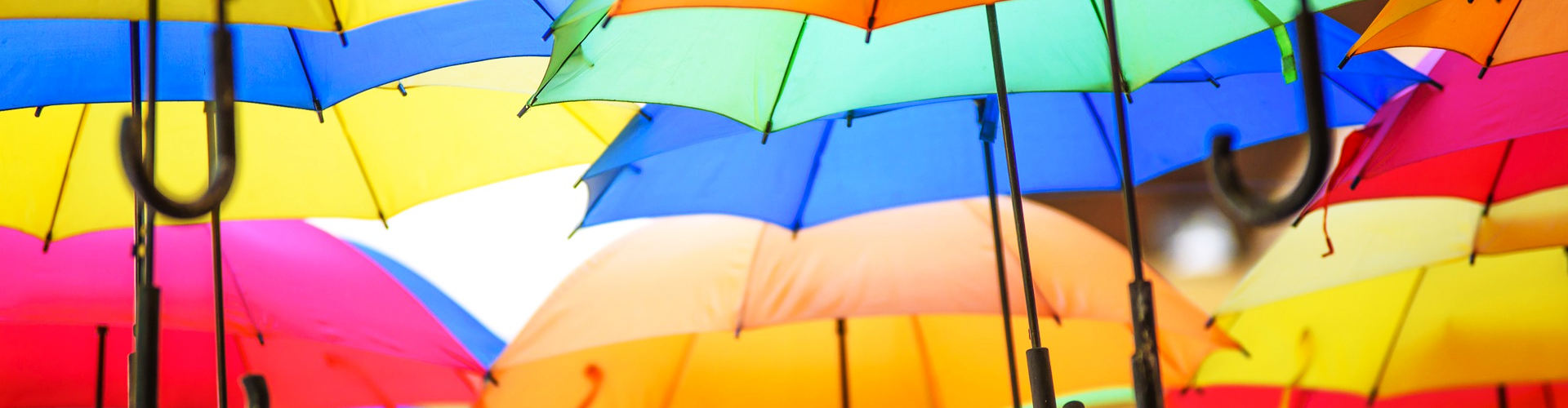 Viele bunte Regenschirme, die die Stimmung erhellen und schlechte Laune abschirmen